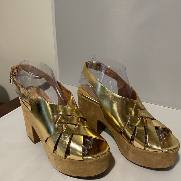 Janet Sport Sandals Golden Size 7.5 Buckle, Round Toeline, Square Heel Covered - Picture 13 of 14